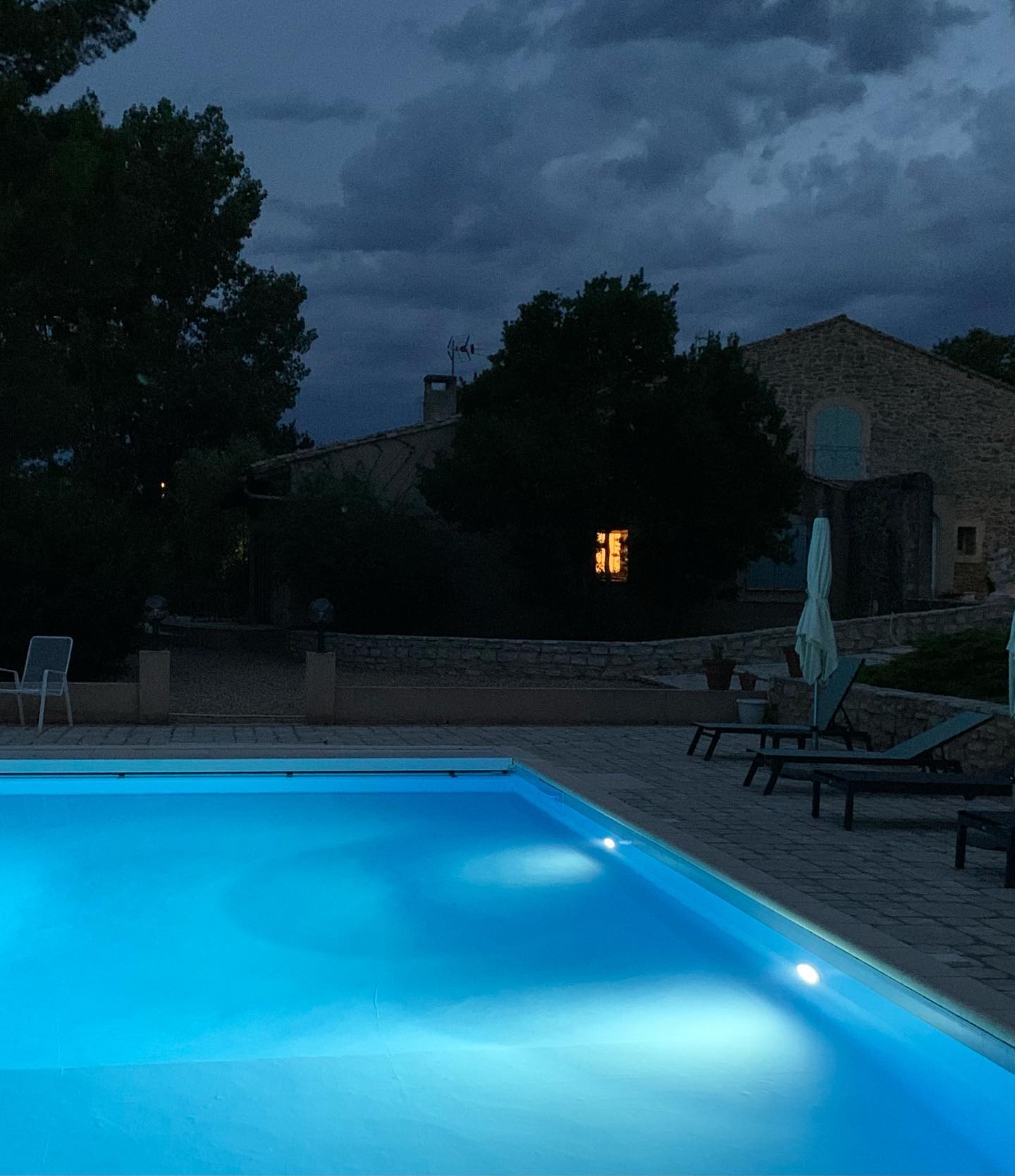Belle de jour et belle nuit ✨🌙
S’y poser
Votre moment de bonheur des vacances 🍹
#guesthouse#lacloseriedesiris#chambresdhôtesdecharme#b&b#gîte#occitanie#tourismefrance#hellolesud#pool#piscine#☀️