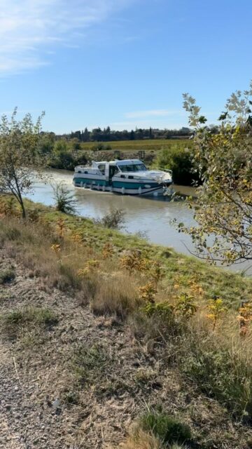 A découvrir lors de votre séjour, le Canal du Midi 🚤 !

A 2 km de la maison, rejoignez les chemins de halage pour de belles balades sur les bords du canal 🚲 !

#guesthouse #corbieresminervoistourisme #occitanie #hellolesud #canaldumidi