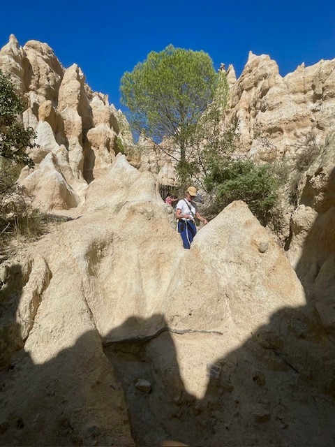 LES ORGUES D'ILLE SUR TET et EUS
A 1H20 offrez vous une journée pour partir à la découverte de l'incroyable site des orgues de l'Ille-sur-Têt. Perdez vous dans les sentiers aménagés, dans un décor irréel ! C'est une visite unique et inoubliable. 

A quelques km de là, rejoignez EUS, classé parmis les plus beaux villages de France. Vous tomberez amoureux de ses ruelles pavées et de sa vue sur les pyrénées et le Canigo.
 #eus #illesurtêt #hellolesud #occitanie #southoffrance