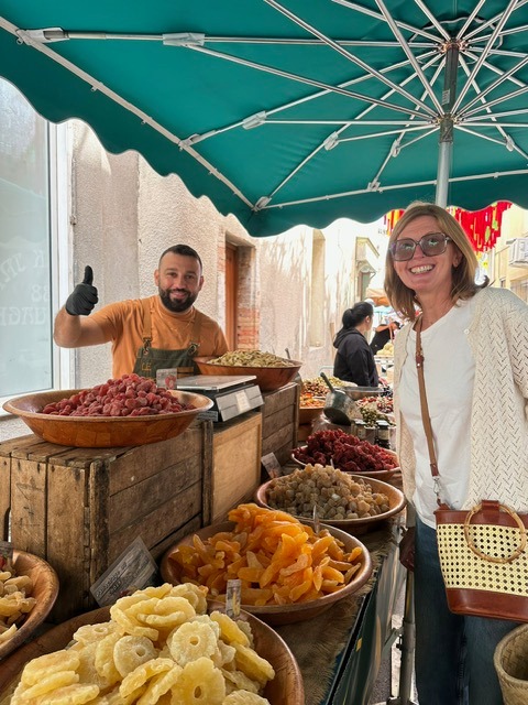 FAIRE SON MARCHE, 
un incontournable des vacances !
Produits frais et locaux, artisanat, commerçants sympatiques, une ambiance conviviale, villages typiques...
et c'est souvent l'heure de l'apéritif une fois les emplettes faites !

A proximité de Castelnau d'Aude, plusieurs marchés typiques sont facilement accessibles au fil de la semaine. Nous avons plaisir à partager ces informations durant votre séjour. A bientôt !
#MarchéLocal #streetmarket#frenchfood#corbièresminervoistourisme#