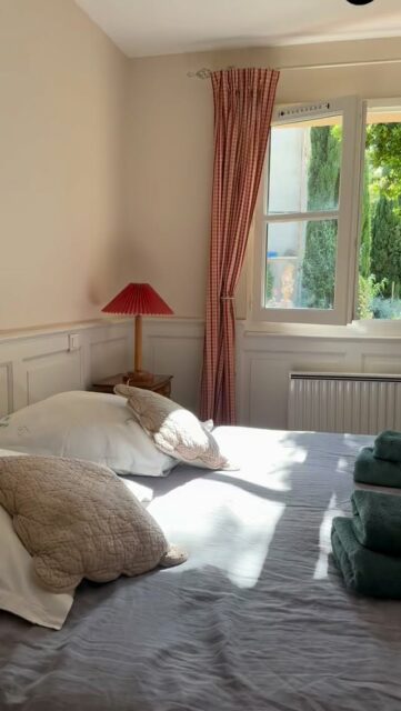Lumière du matin dans la petite chambre du gîte ☀️

Aménageable en lit double (1m80) ou en@lits simples. 

Réserver en direct au meilleur tarif, lien en bio ⬆️
#slowvacation#slowlife#countryside#southoffrance🇫🇷☀️🍷#corbieresminervoistourisme