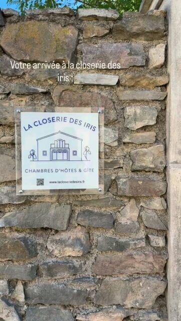 Bienvenus à la Closerie des iris !
Lorsque vous passez la grille, vous découvrez à droite, la bâtisse que nous partageons avec nos hôtes en bead & breakfast, en face, le gîte, les places de parking et l’abris à vélo… et bien sûr la piscine !
Venez pousser la grille !
#guesthouse#occitanie#corbieresminervoistourisme#hellolesud#canaldumidi